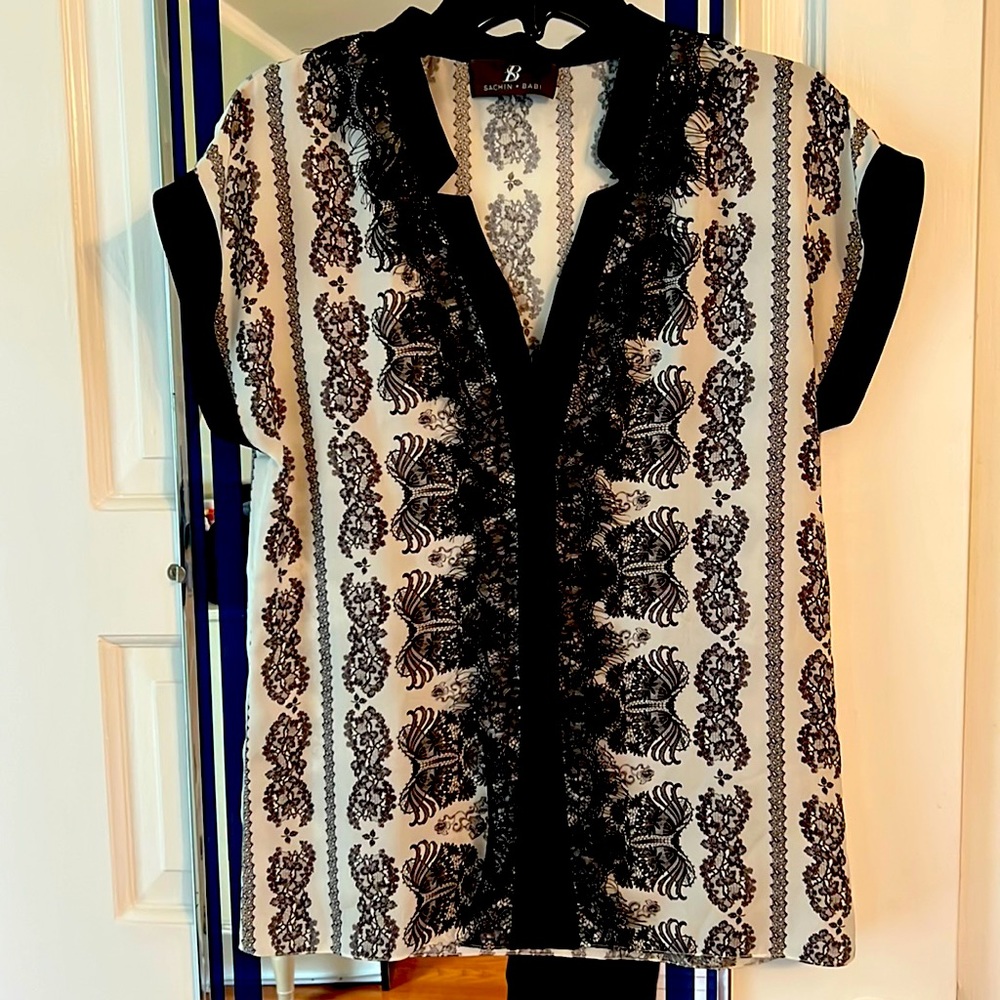 Sachin + Babi lace trimmed cap sleeve silk shirt size medium